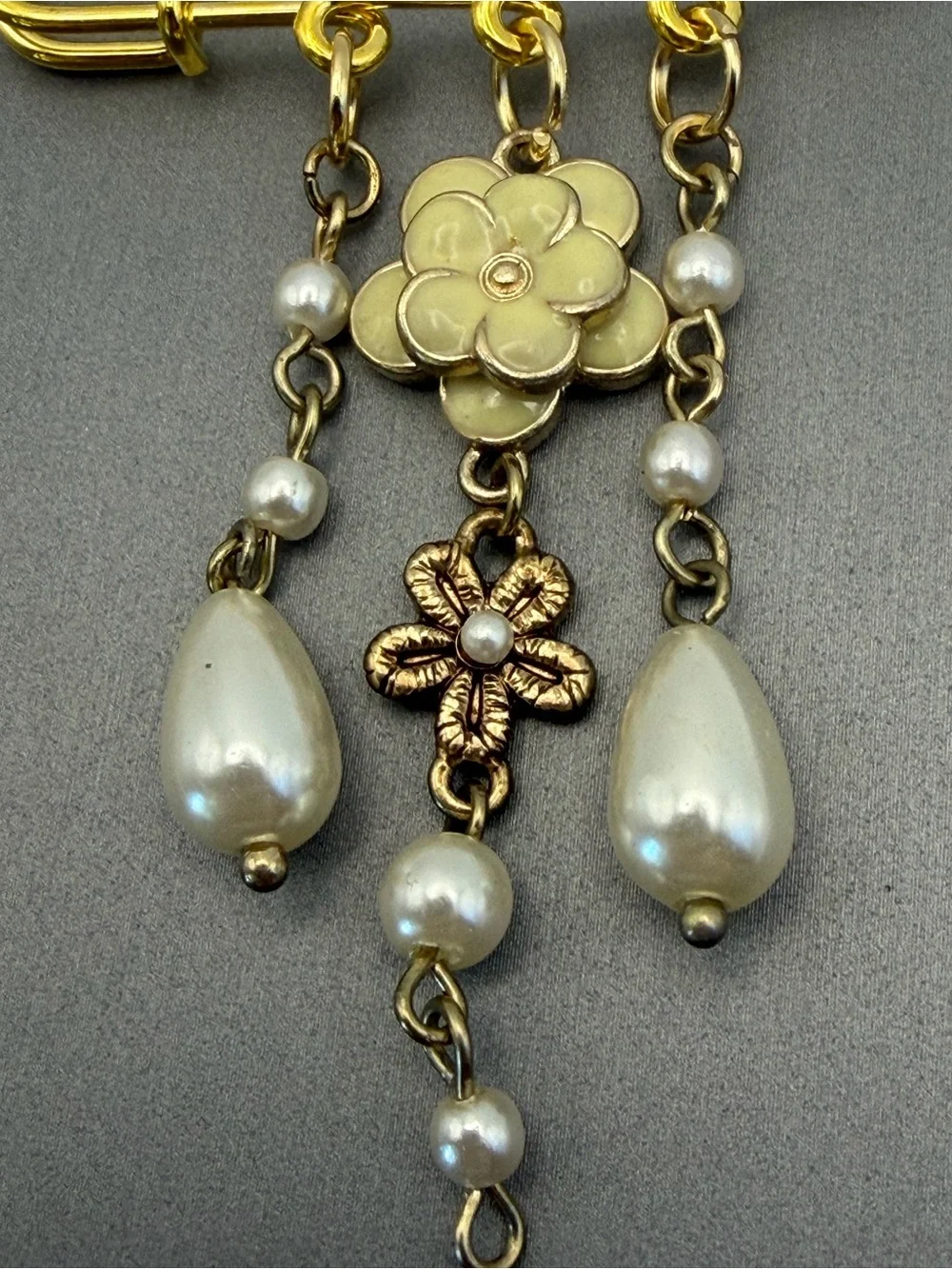 Light Yellow Resin Flower and Pearl Drop Safety Pin Brooch Gold Tone